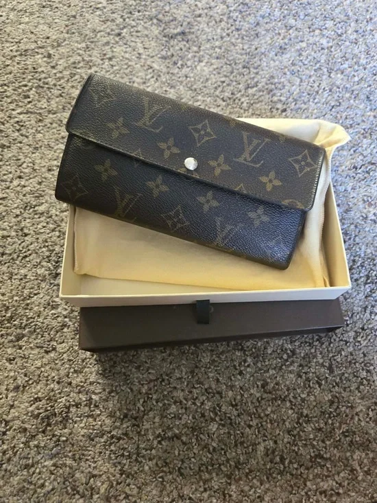 Louis Vuitton Monogram Wallet - authentic - Picture 10 of 13